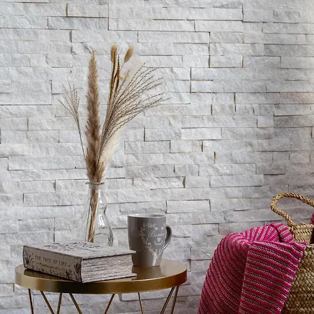 Patio & Parking - Self Check-in & Access アパート チェルノッビオ